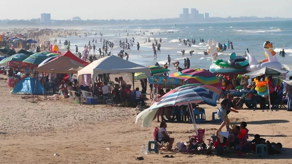 Retirarán toldos ilegales en Miramar tras denuncia de palaperos