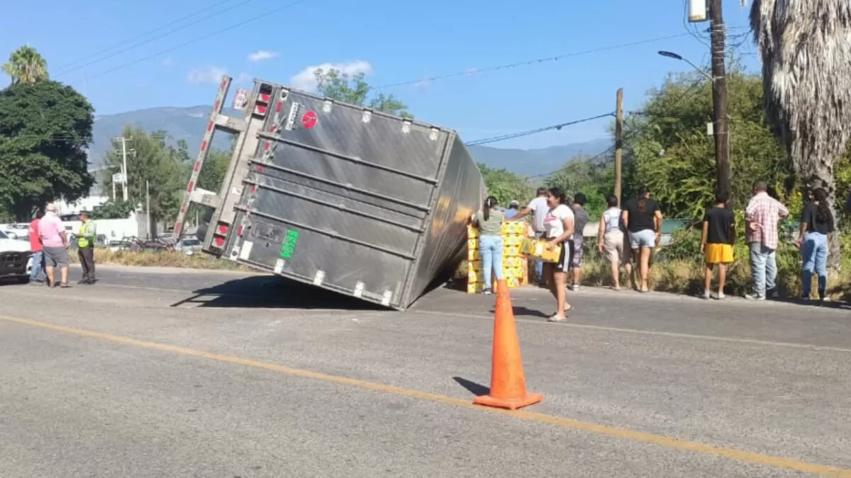 Se vuelca camión de aguacates y afecta tráfico en la carretera a Jaumave