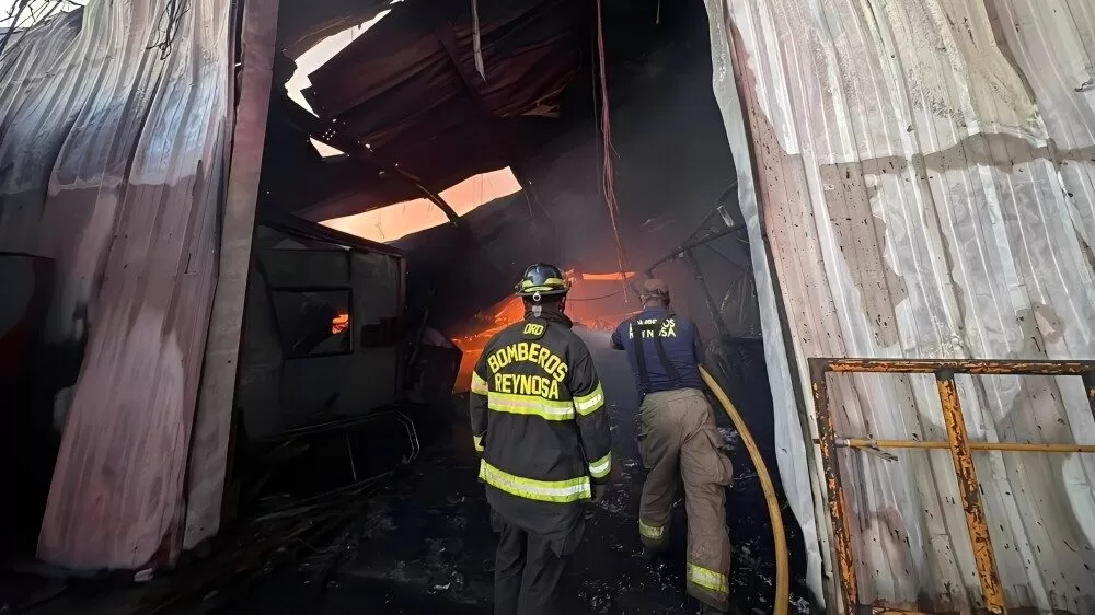 Homenajean a bomberos tras controlar incendio de 12 horas en Reynosa