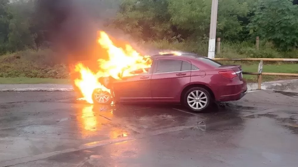 Auto se incendia por falla mecánica en Ciudad Madero