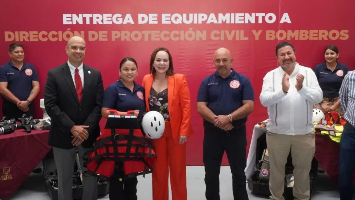 Carmen Lilia Canturosas entrega nuevo equipo de emergencias a bomberos de Nuevo Laredo