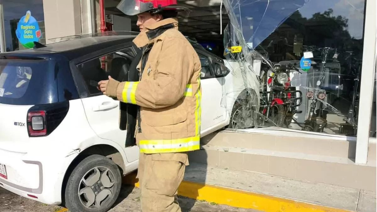 Mujer entra con todo y auto a tienda departamental en Madero