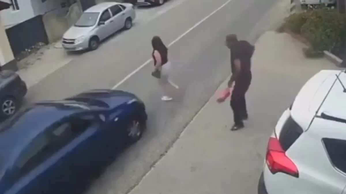 Mujer es atropellada tras cruzar calle sin fijarse