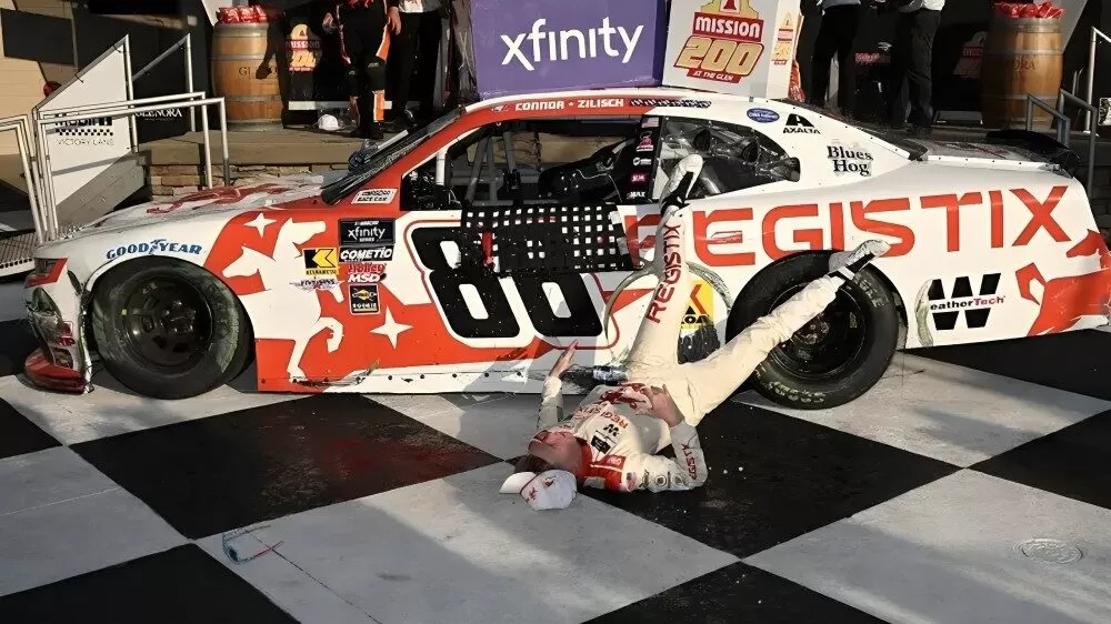 Piloto de NASCAR se fractura la clavícula durante festejo de victoria