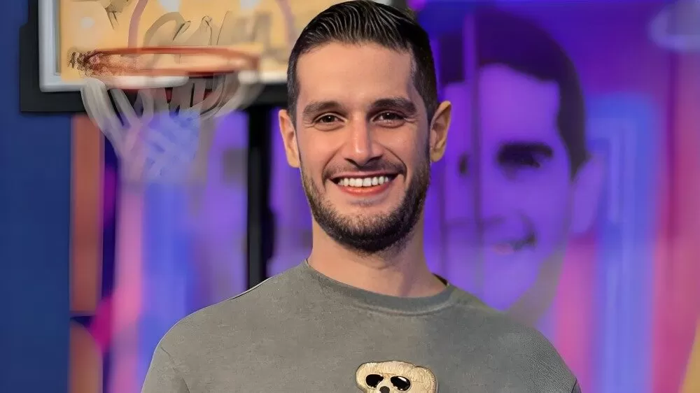 Adrián Marcelo anuncia que buscará la alcaldía de Monterrey