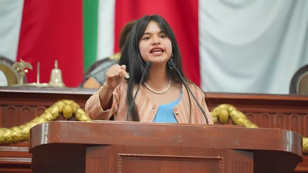 Ganadora del Premio de la Juventud regaña a diputados de la CDMX