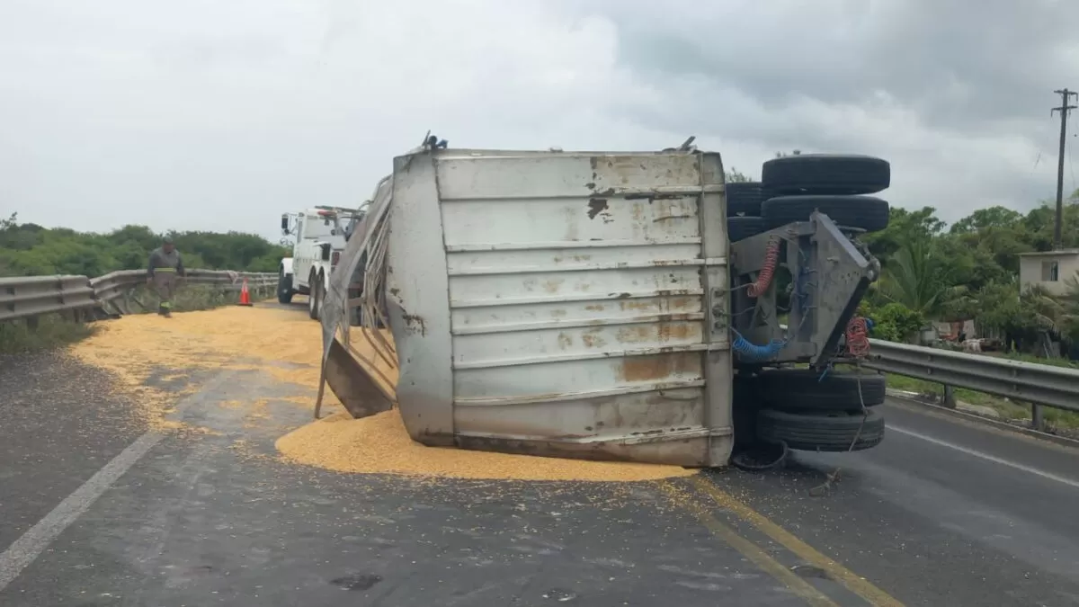 Vuelca remolque con cargamento de maíz en libramiento poniente de Tampico.