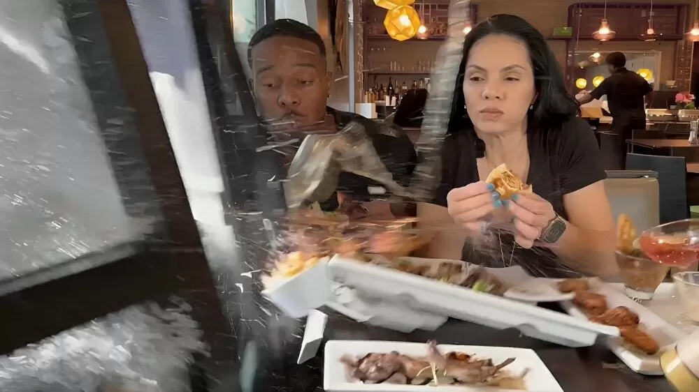 Camioneta impacta restaurante mientras influencers grababan un video