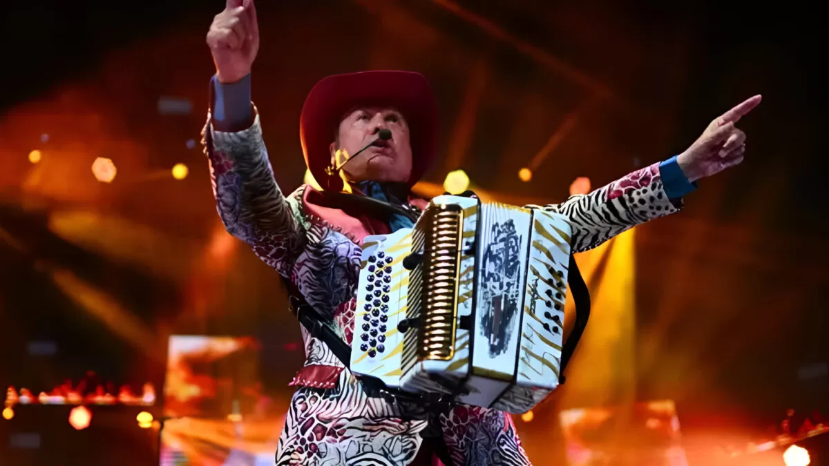 Vocalista de Los Tigres del Norte sufre fuerte caída en pleno concierto