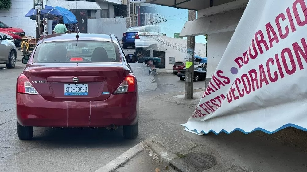 Dulcería de Tampico sufre daños tras choque de dos vehículos