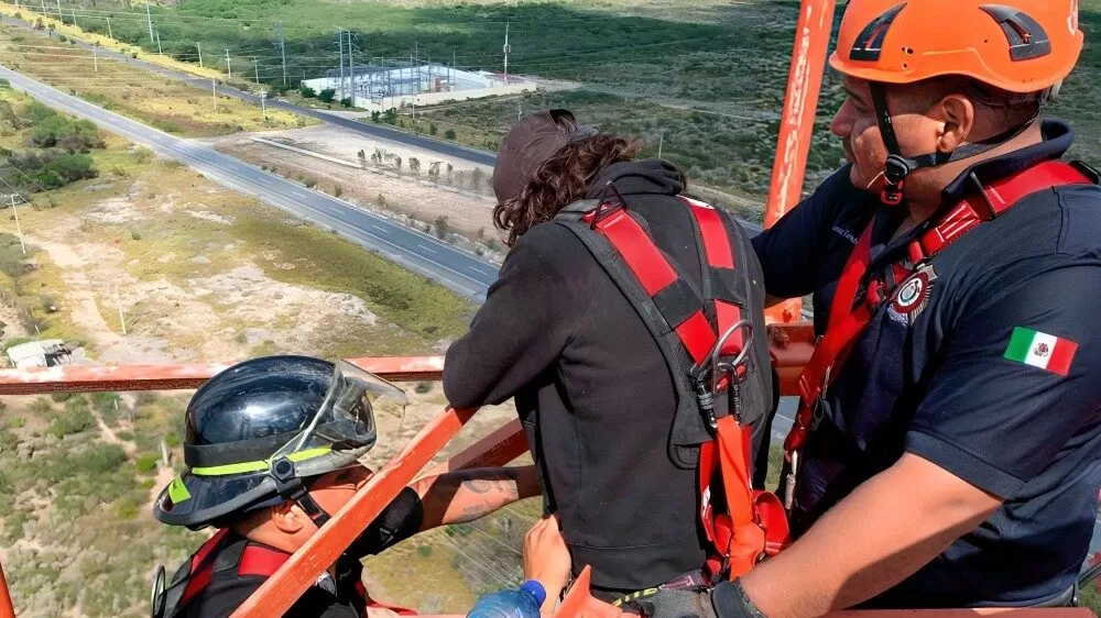 Salvan a adolescente que intentaba lanzarse de antena de 300 metros en Reynosa