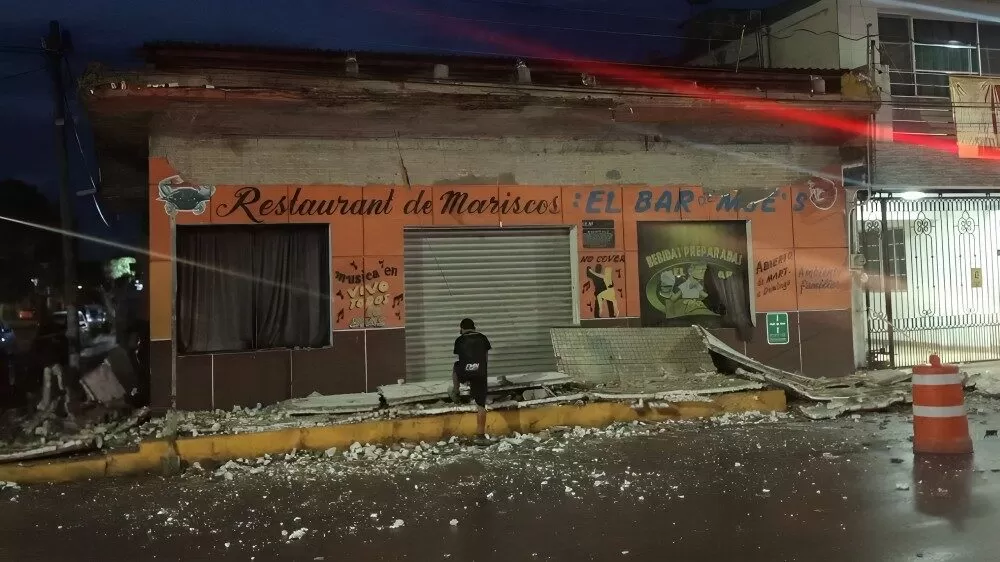 Marquesina de bar se desprende tras lluvias en Ciudad Madero