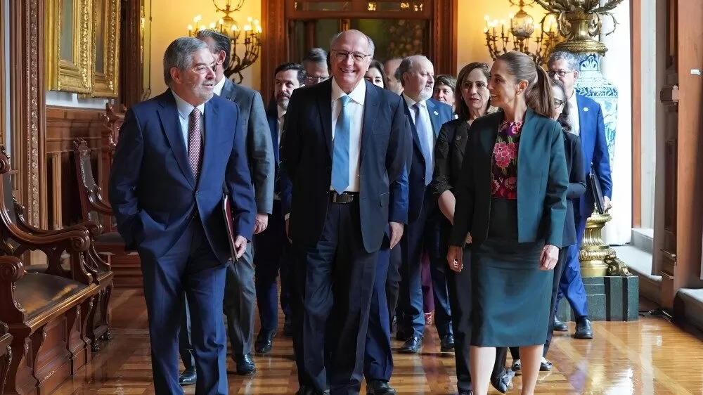Sheinbaum recibe en Palacio Nacional a delegación de Brasil