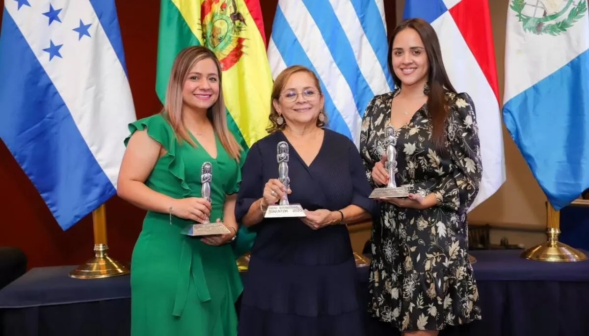 Recibe Rossy Luque de Martínez Premio Internacional Tonantzin 2025