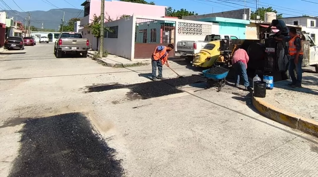 Intensifica Gobierno municipal bacheo en colonias de Victoria