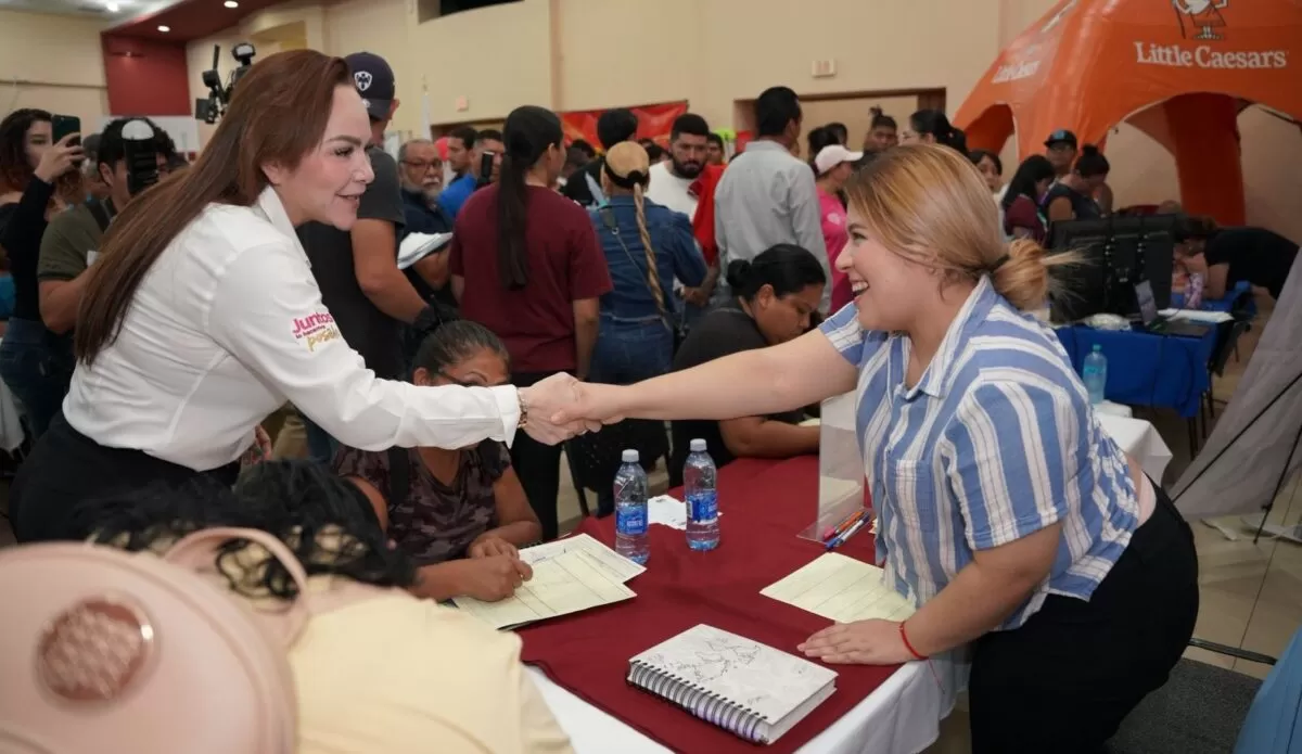Carmen Lilia Canturosas y Cabildo entregan 155 lentes a familias de Nuevo Laredo