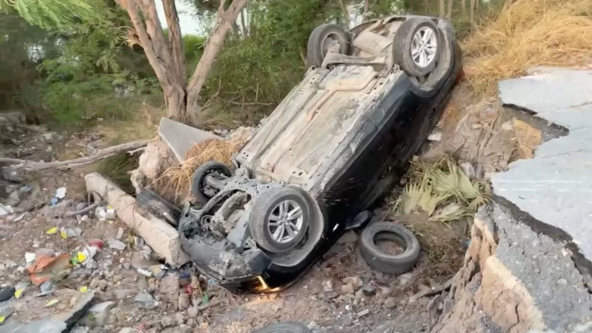 Conductor cae en enorme socavón en Reynosa