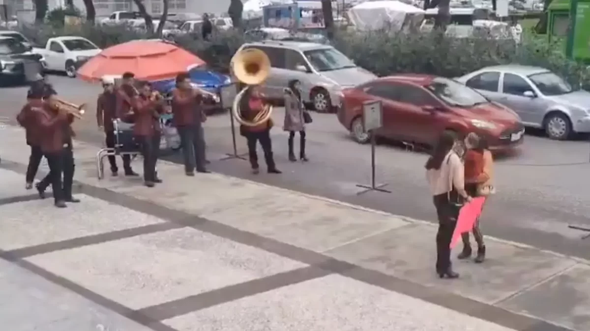 “Soltera otra vez”: Mujer celebra su divorcio con banda sinaloense