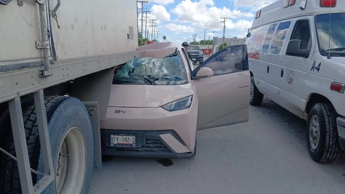 Queda prensada mujer tras fuerte choque en Matamoros