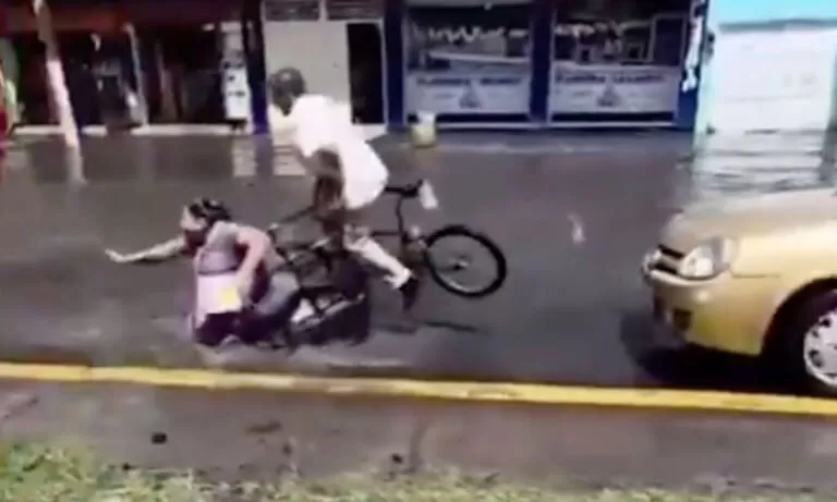 Mujer cae de triciclo por bache encharcado