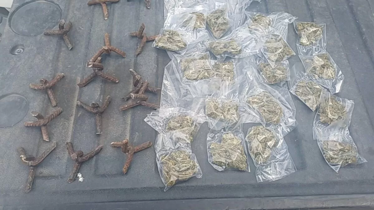 Droga y ponchallantas decomisados durante cateo en Río Bravo