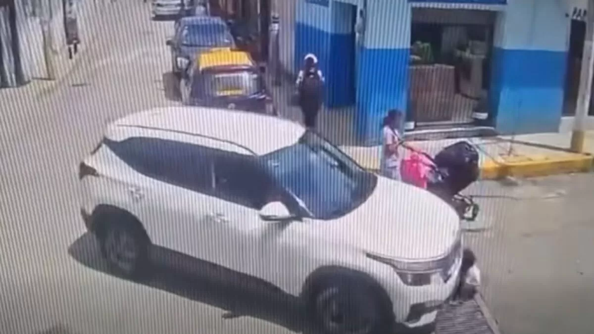 Niño es atropellado mientras su mamá usaba el celular