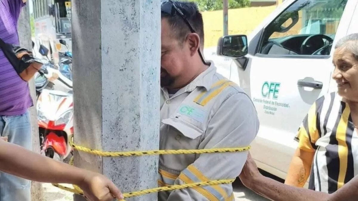 Tras 12 horas sin luz, vecinos amarran a empleado de CFE