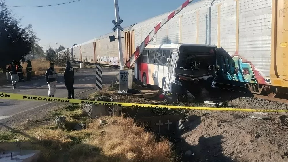 Sube a diez el número de muertos por choque de tren y autobús