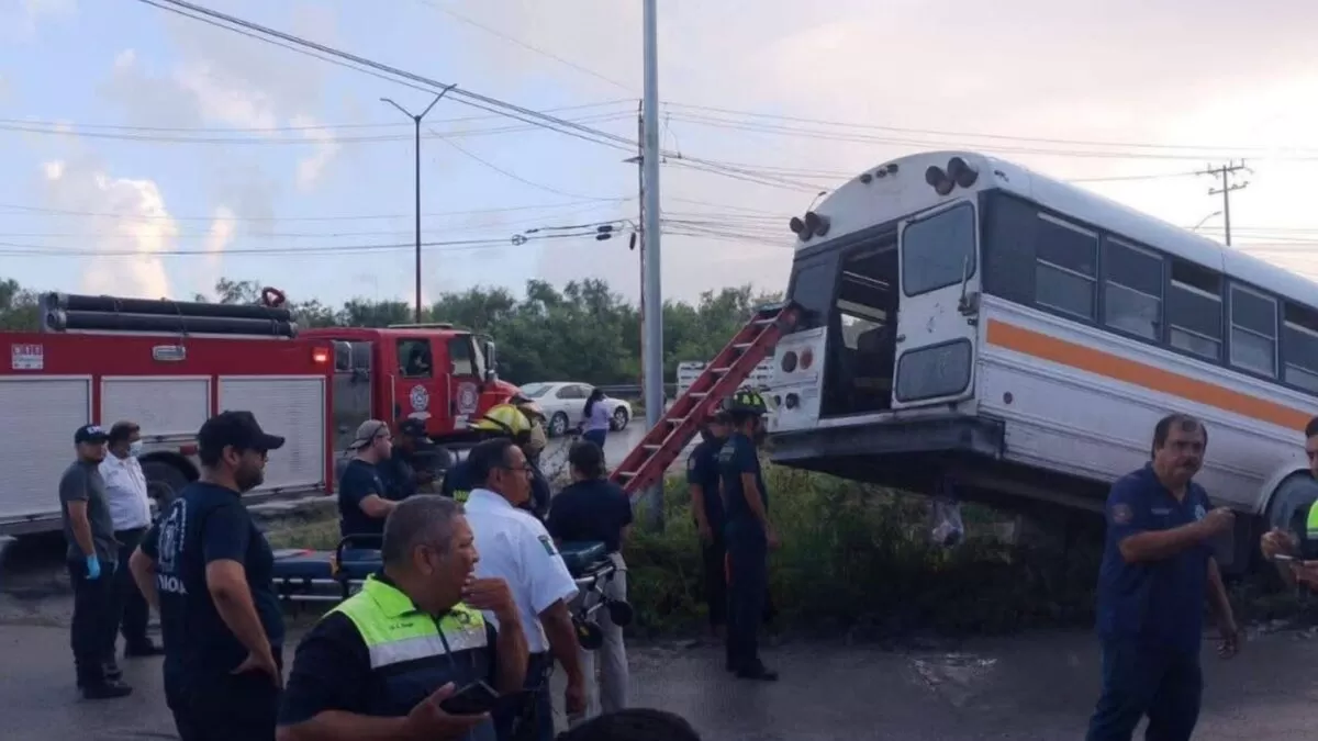 Camión cae a canal de riego en Reynosa; siete pasajeros heridos