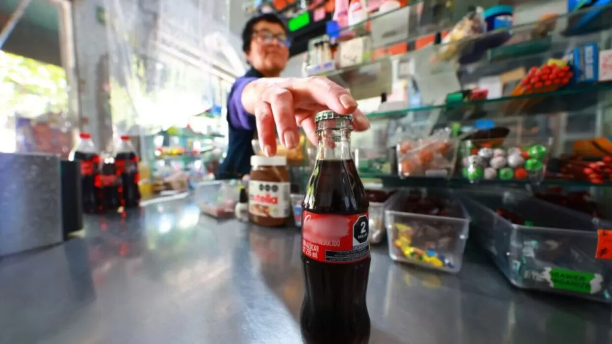 Gobierno confirma alza a bebidas azucaradas en México