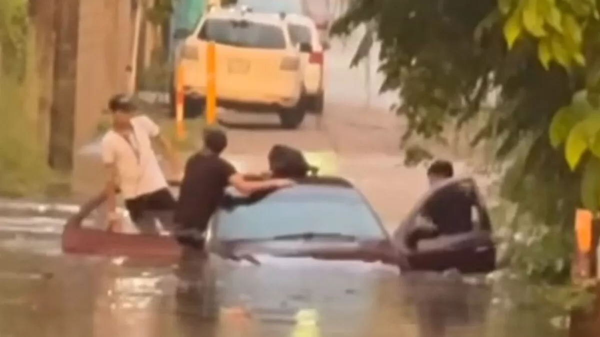 Dos vehículos quedan atrapados por inundaciones en Altamira