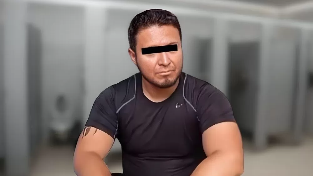Empleados de gasolinera detienen a hombre que grababa menores
