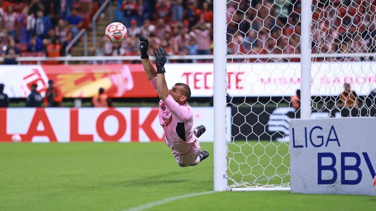 Chivas falla penal y deja ir el triunfo ante Tigres