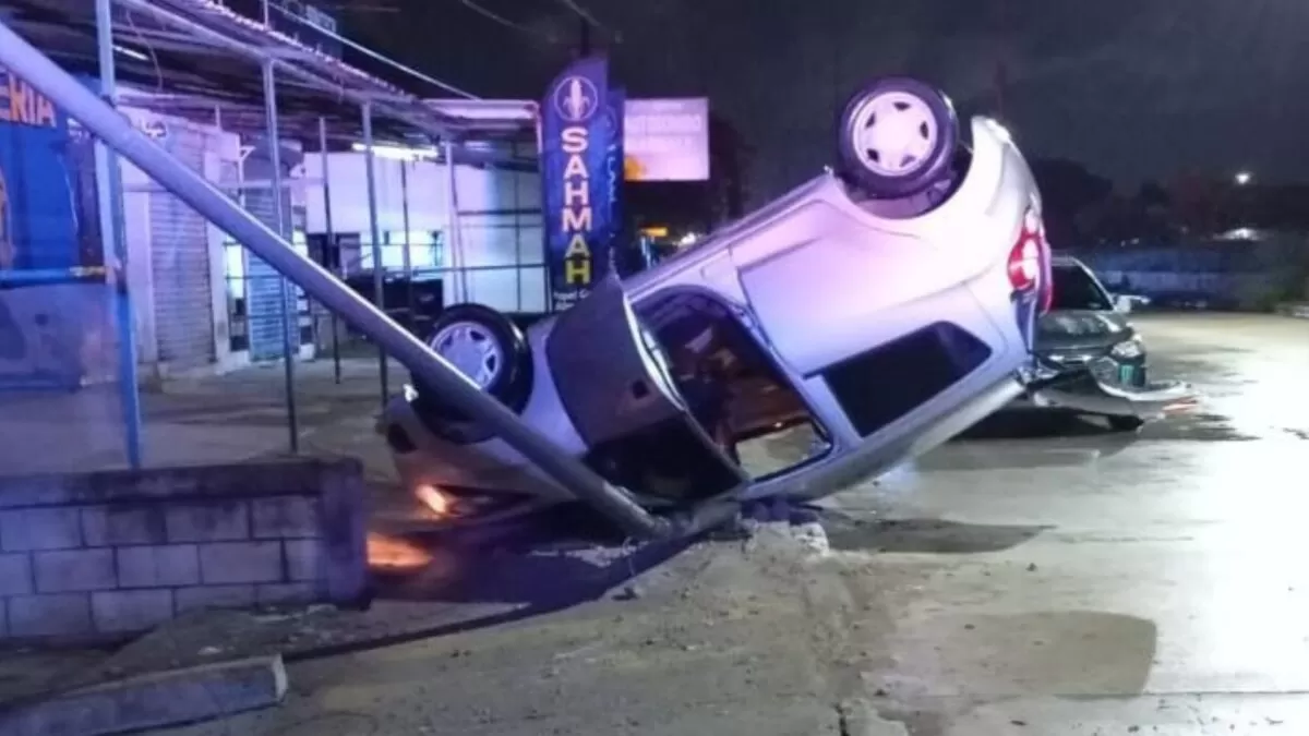 Aparatoso choque y volcadura deja mujer lesionada en Tampico