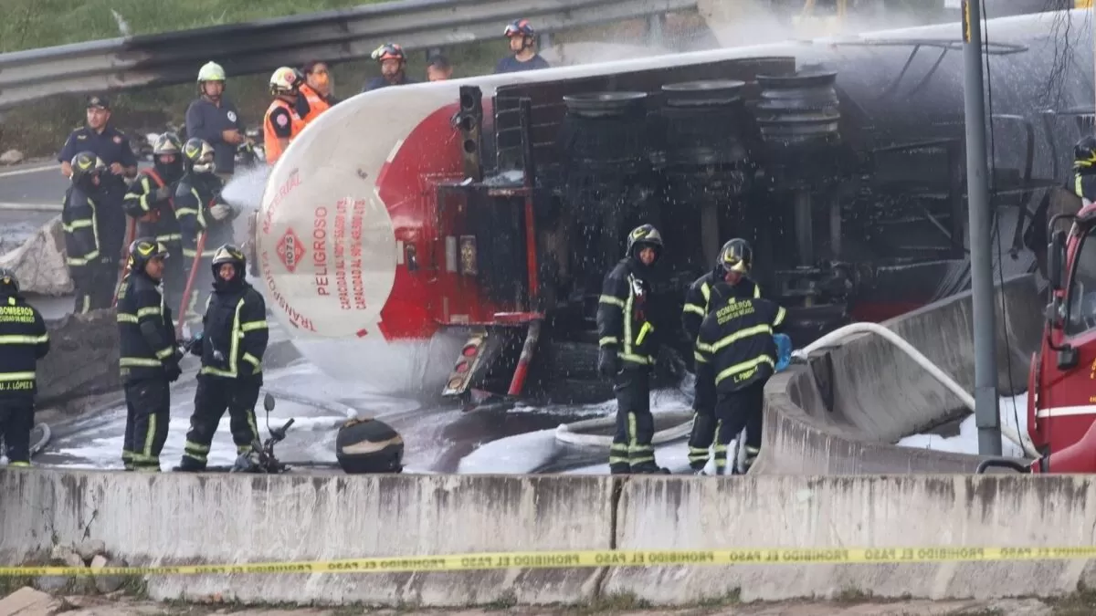 Suman 25 muertos por explosión de pipa de gas en Iztapalapa