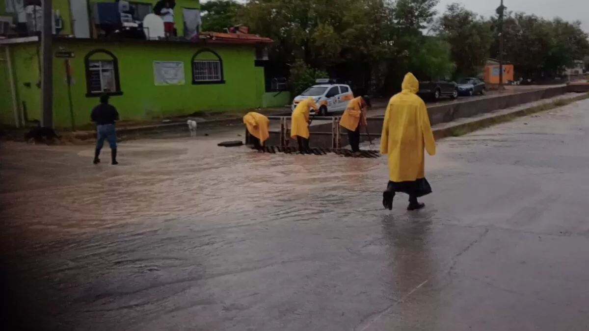 Tormenta inunda calles y suspende clases en Nuevo Laredo