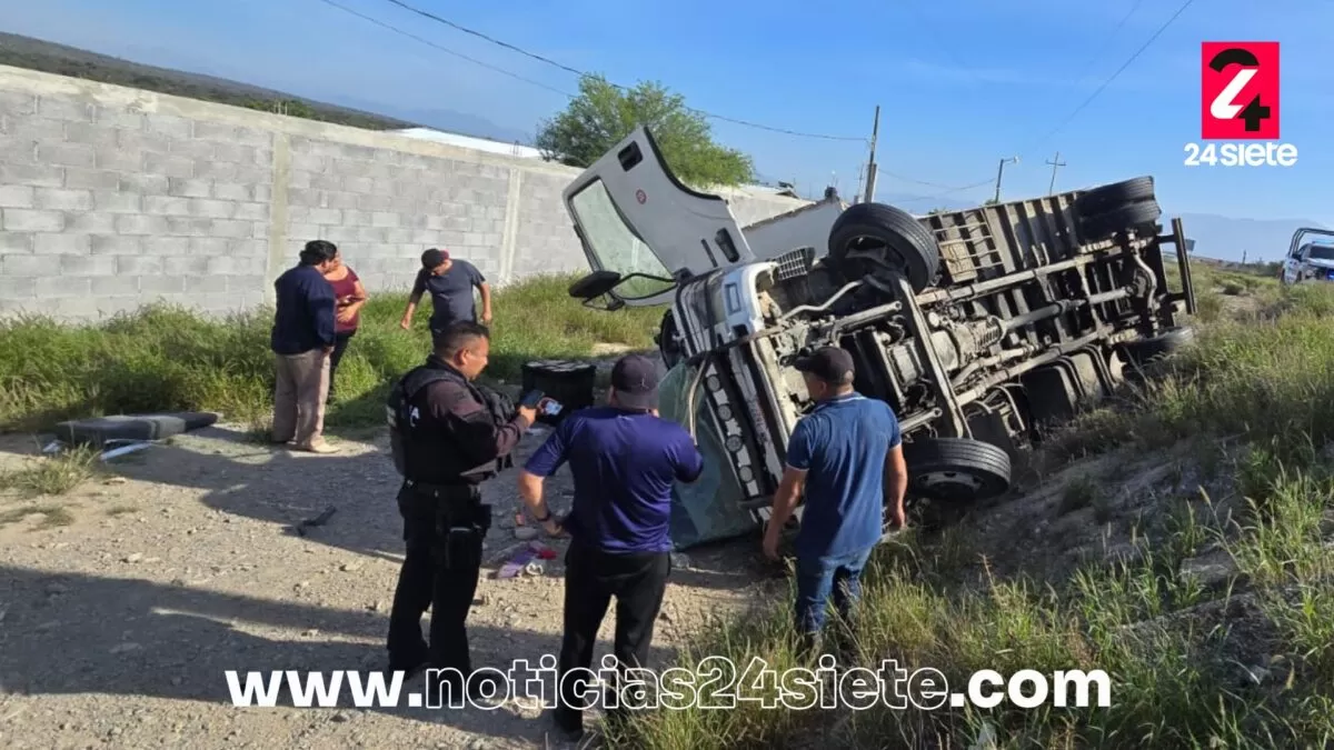 Autoridades atienden volcadura de camión con pollo en Tula