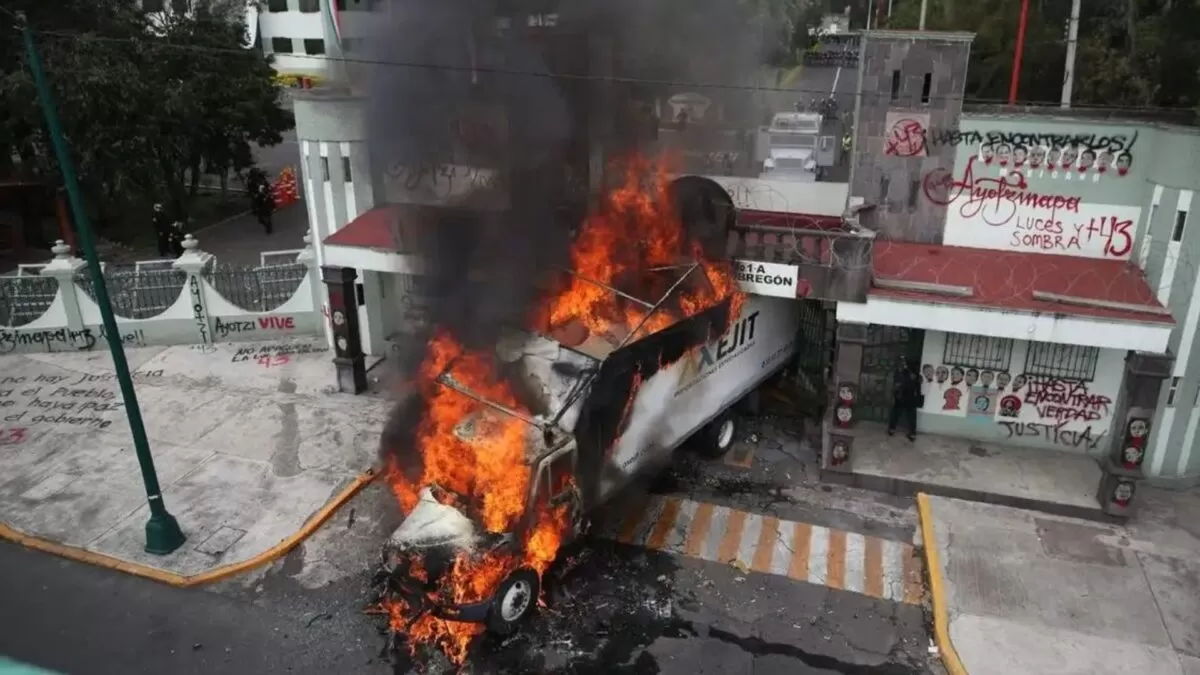 Normalistas incendian camión frente a instalaciones militares en CDMX