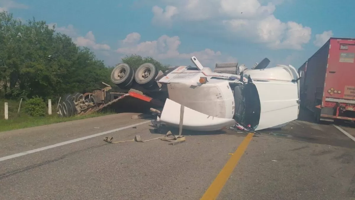 Tractocamión se vuelca en carretera de González; un lesionado