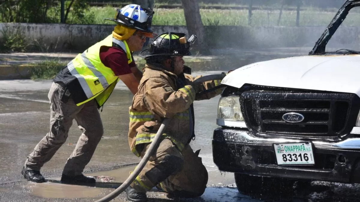 Camioneta se incendia en pleno Eje Vial de Victoria