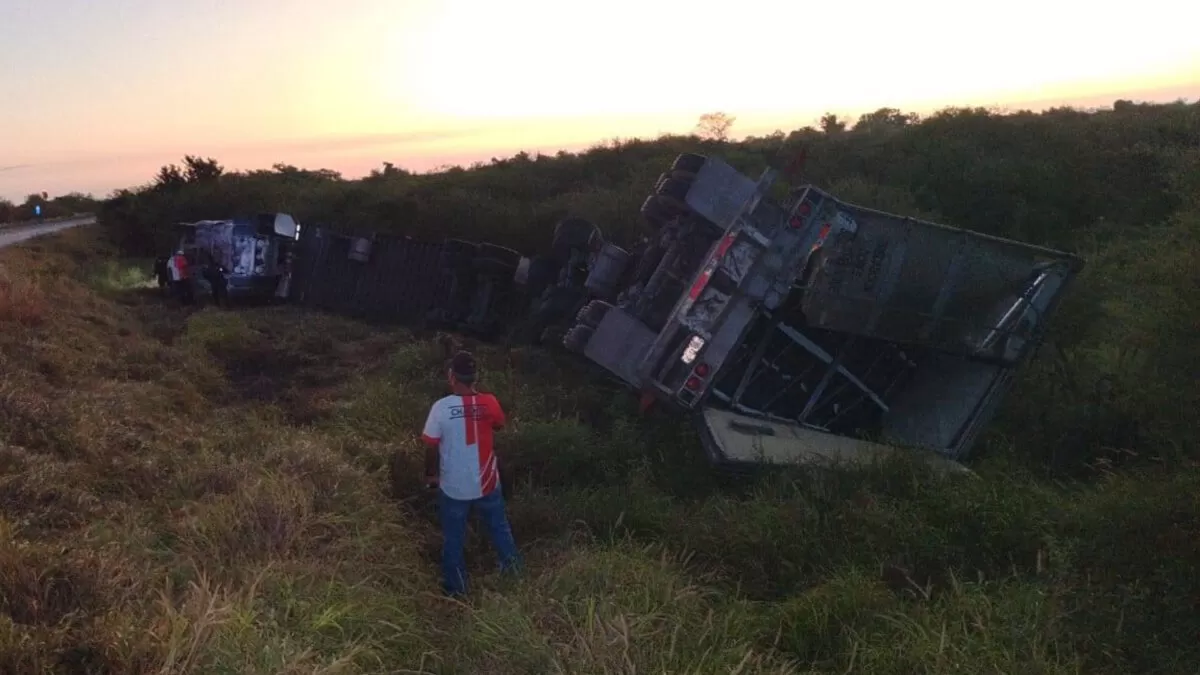 Tráiler de doble remolque se vuelca en la carretera Victoria–Matamoros