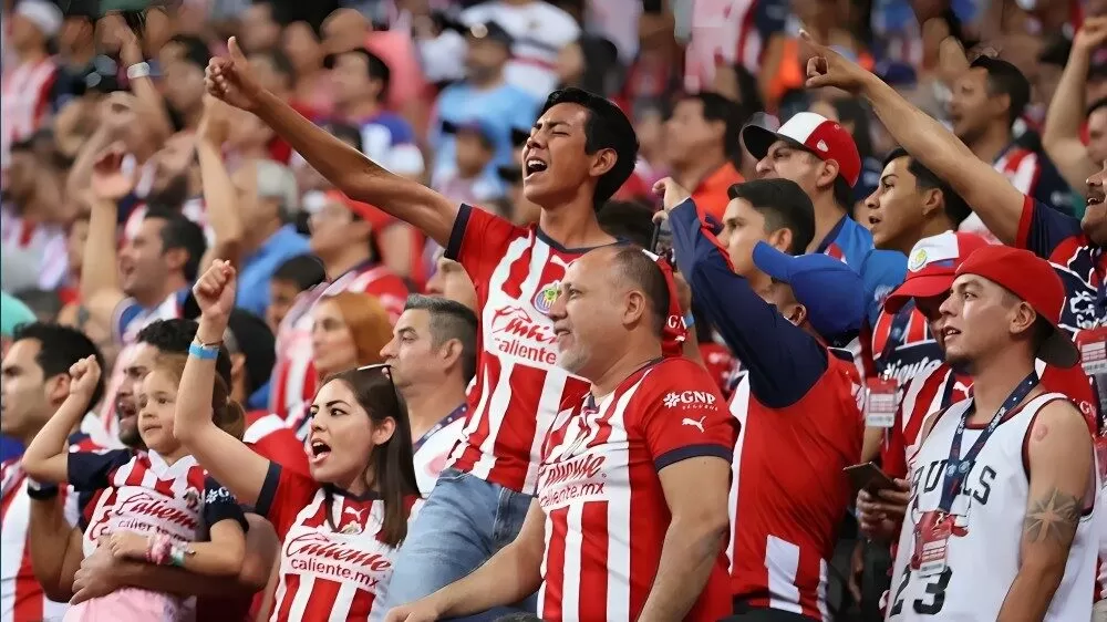 Denuncian a afición de Chivas por golpear a seguidor de Cruz Azul
