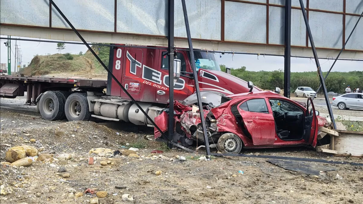 Milagro en Nuevo León: Auto queda prensado entre un tráiler y todos sobreviven