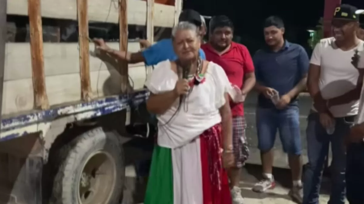 Señora en Jaumave da el Grito de Independencia: “¡Y viva yo, cabrones!”