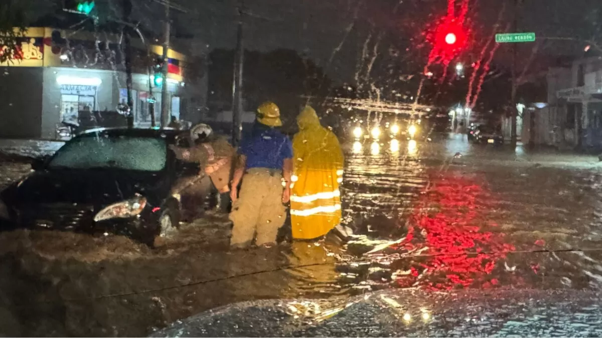 Fuertes lluvias dejan autos varados y cierres viales en Ciudad Victoria