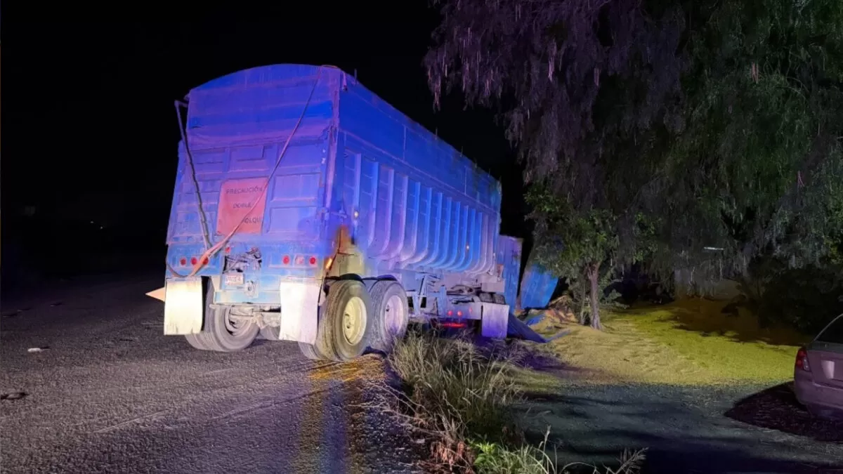 Vuelca tráiler con 70 toneladas de maíz en Reynosa