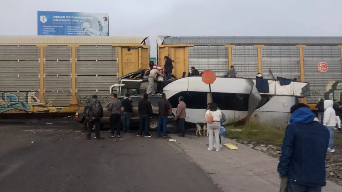 Ocho muertos y 45 heridos en choque de tren contra autobús CDMX