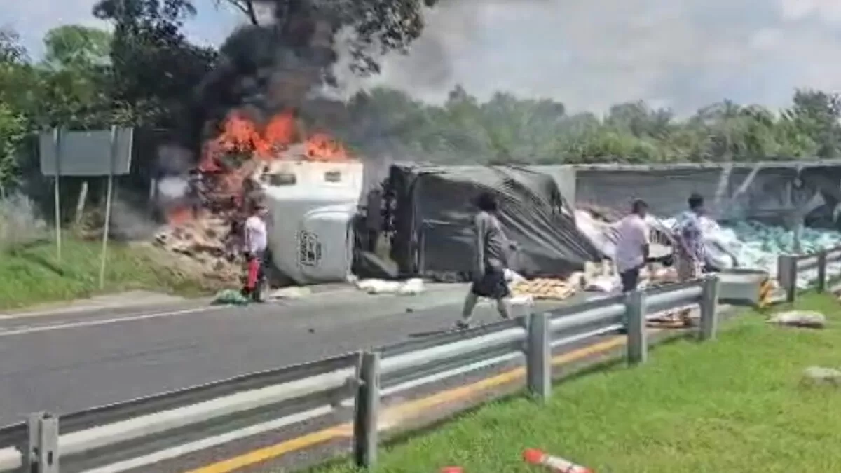 Tráiler envuelto en llamas paraliza la carretera Tampico–Mante