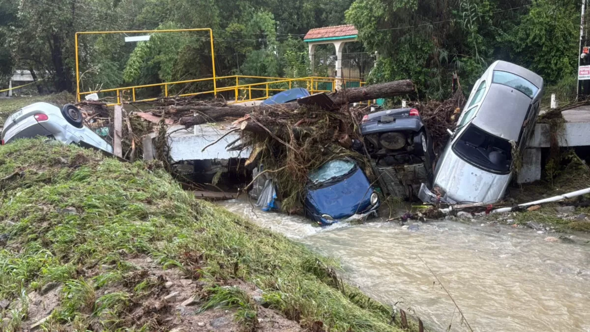 Lluvias intensas dejan autos varados y cierres viales en Nuevo León