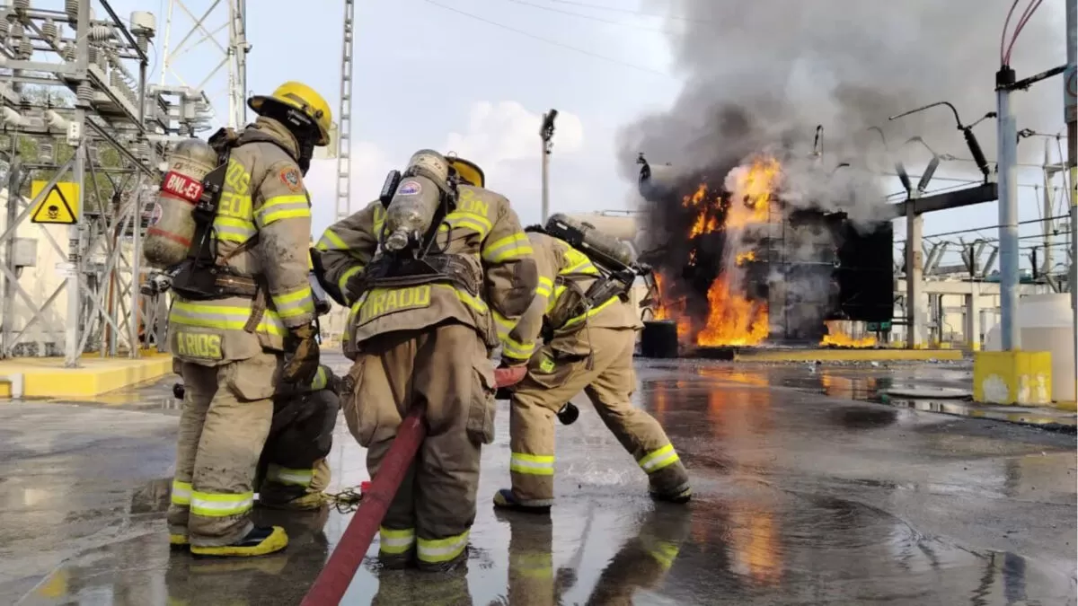 Rayo provoca incendio en subestación de la CFE y deja sin luz a más de 51 mil personas